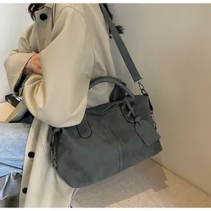 Detail der großen mattierten Shopper-Tasche mit Doppelgriffen und breitem Schultergurt