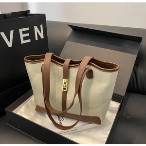 Detail der französischen Vintage-Tasche in Geschenkbox mit Lederbesatz und Goldschloss