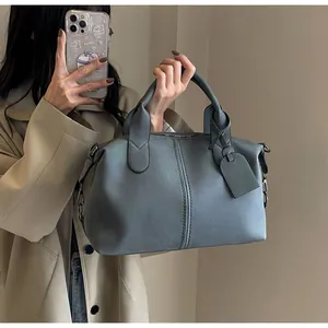Detailansicht der großen graublauen matten Boston-Tasche mit Doppelnähten und Silberbeschlag
