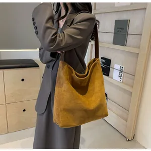 Detail der vintage großen ingwer Hobo-Tasche aus mattem Wildleder mit breitem Gurt