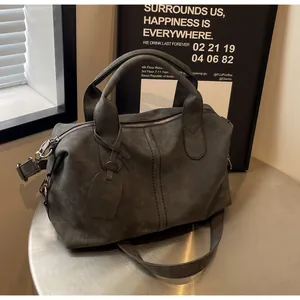 Detail der grauen matten Boston-Tasche mit feiner Lederstruktur und Metallbeschlägen