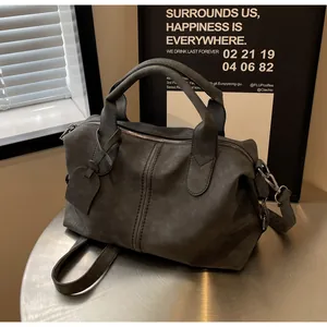 Detailansicht der anthrazitgrauen matten Boston Bag mit Textur und Tragegriffen