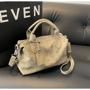 Details der Vintage Boston Bag in Matt-Optik mit Doppelnähten und runden Griffen