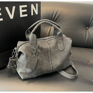 Makroaufnahme der dunkelgrauen Vintage-Boston-Tasche mit Ziernähten und Doppelgriffen