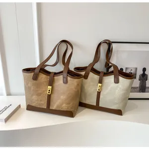 Nahaufnahme von Retro-Canvas-Tragetaschen mit Lederbesatz und eleganten Goldmetallschnallen