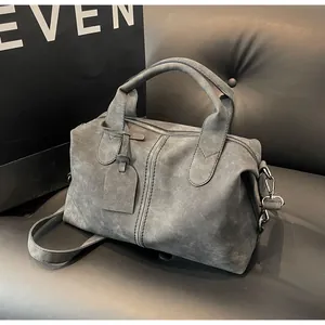 Details der matten Boston-Tasche mit feinen Nähten und abnehmbarem Schultergurt
