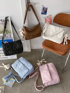 Gewatteerde crossbodytassen met hartpatroon in vijf kleuren en een beertje