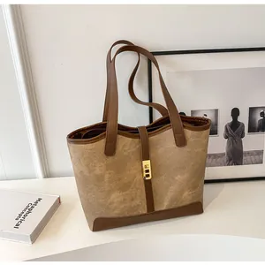 Makroaufnahme der Retro-Tragetasche mit brauner Wildledertextur und goldener Metallschnalle