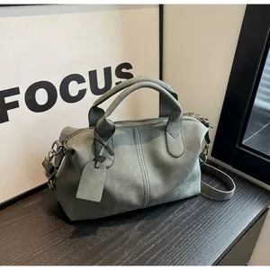 Details der matten salbeigrünen Boston-Tasche mit Doppelgriffen und Schultergurt