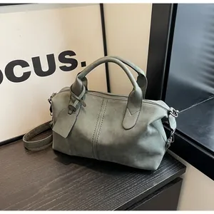 Detail der graugrünen Boston-Tasche mit matter Kunstlederstruktur und Silberreißverschluss