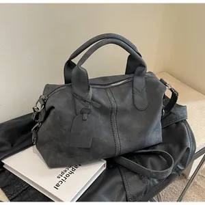 Detail der dunkelgrauen mattierten Boston Bag mit Doppelnaht auf schwarzem Leder