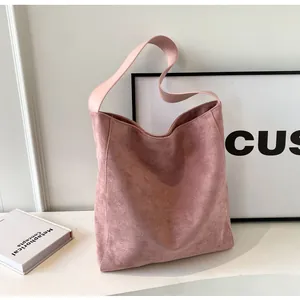 Nahaufnahme der rosa Wildledertextur und des breiten Riemens der Vintage-Tasche