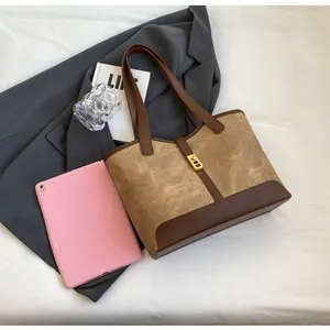 Detailansicht der großen Kontrast-Tote-Bag mit rosa Tablet zur Kapazitätsanzeige