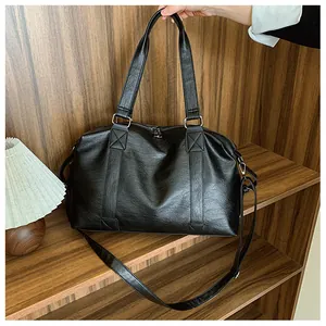 Detailansicht der schwarzen Tote Bag mit Litschistruktur, verstärktem Griff und Metallreißverschluss