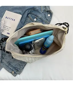 Vue intérieure du sac cabas plissé blanc cassé montrant sa grande capacité de rangement