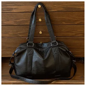 Detailansicht der schwarzen Boston-Tasche aus PU-Leder mit Griffen und Reißverschluss