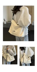 Détail du sac plissé crème avec bandoulière en corde tressée et patch logo en cuir