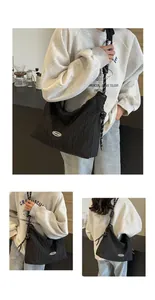 Détail du sac hobo plissé noir avec bandoulière en corde tressée noire et blanche