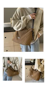 Vue détaillée du sac bandoulière plissé marron avec une bandoulière distinctive en corde