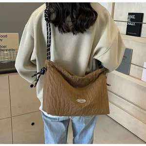 Détail du sac à bandoulière plissé marron avec une sangle en corde bicolore