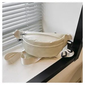 Λεπτομέρεια δερμάτινης τσάντας στήθους σε λευκό χρώμα με διπλό φερμουάρ και ιμάντα