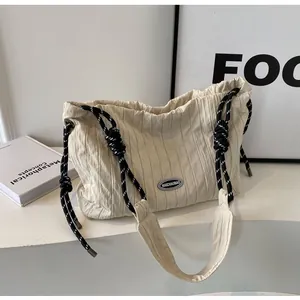 Détail du sac cabas plissé avec poignées en corde tressée noire et blanche