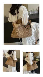 Detalle del tejido artesanal y las finas correas negras de este bolso tote de paja