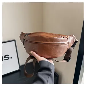 Λεπτομέρεια vintage καφέ τσαντάκι μέσης από δέρμα PU με υφή lychee και διπλά φερμουάρ