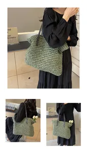 Detalle de bolso tote tejido verde musgo con correa de hombro en cuero marrón oscuro