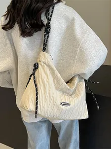 Sac bandoulière plissé blanc cassé avec bandoulière en corde noire et blanche stylée