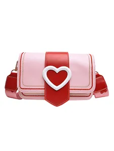 Borsa a tracolla rosa e rossa con tracolla larga e grande fibbia a forma di cuore trendy