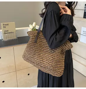 Primer plano detallado del bolso tote tejido marrón con flores y textura suave