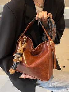 Retro Dames Emmertas Grote Capaciteit PU Leer Schoudertas Met Gedessineerde Brede Band Konijnenhanger Vintage Tote Bag