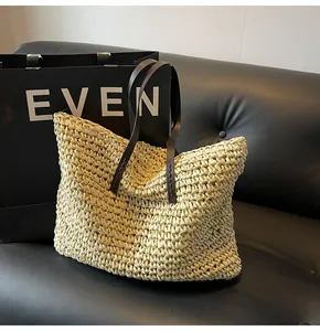 Detalle de la textura del bolso tote de paja tejida y las asas de cuero marrón elegante