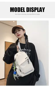 Detalle de la bolsa de pecho de lona blanco roto con logotipo QUNCHENG y tiras reflectantes