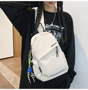 Bolso de pecho en lona blanca con cremalleras negras usado por modelo masculino