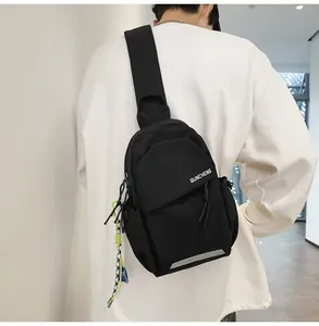 Detalle del bolso bandolera negro de nailon con detalles de cremallera trenzada suave