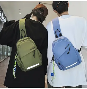 Detalle de bolsos de pecho impermeables con tiras reflectantes y detalles de cuerda