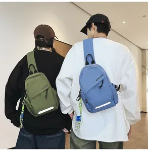Detalle de bolsos de pecho verde militar y azul cielo con tiras reflectantes en modelos