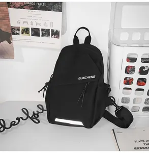 Detalle de bolso de pecho negro con logo QUNCHENG, tira reflectante y correa ajustable