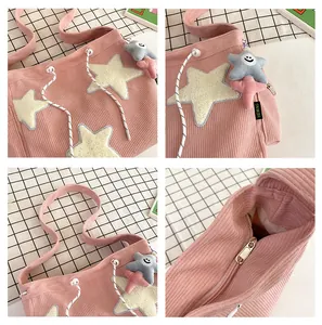 Détails du sac fourre-tout en velours côtelé rose avec étoile et fermeture à cordon