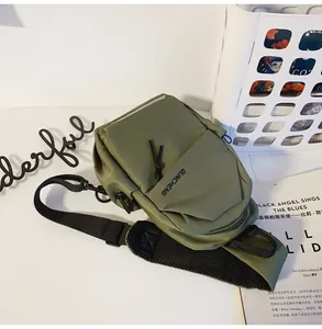 Detalle del bolso bandolera verde militar con malla transpirable y correa ajustable negra