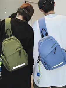 Bolsos de pecho minimalistas verde y azul de gran capacidad con tiras reflectantes