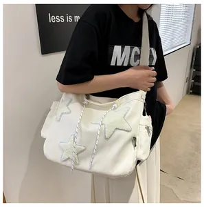 Détail du sac fourre-tout en velours côtelé blanc avec étoiles en peluche et poche zippée