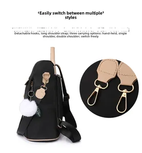 Détail du crochet doré amovible et des sangles polyvalentes du sac à dos en nylon