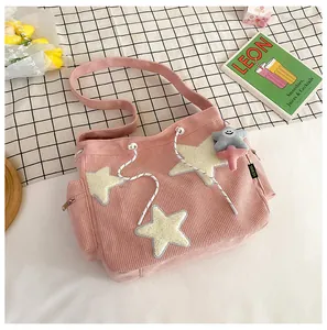 Sac bandoulière en velours côtelé rose avec patchs étoiles blanches et cordon de serrage