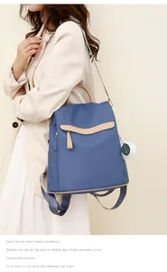Détail du sac à dos en nylon bleu marine avec breloque peluche et vue de profil élégante
