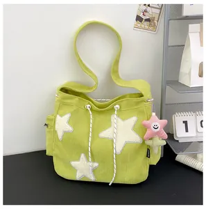 Détail du sac en velours côtelé vert citron avec étoiles en peluche et cordon