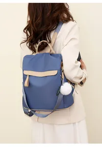 Sac à dos bleu marine en nylon avec détails kaki et pendentif doux sur modèle