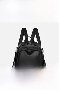 Dettaglio dello zaino in pelle nera con spallacci decorativi a motivi geometrici